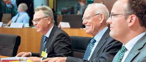 Juristen als Sachverständige. Der frühere Präsident des Bundesverfassungsgerichts, Hans-Jürgen Papier, der ehemalige Verfassungsrichter Wolfgang Hoffmann-Riem und der Staatsrechtler Matthias Bäcker (von links nach rechts). 