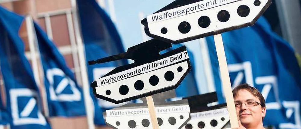 Gegenwehr: Mit Panzern aus Pappe haben Demonstranten gegen die Geschäftspraktiken der Deutschen Bank protestiert.