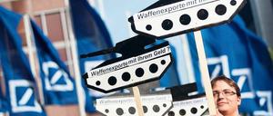 Gegenwehr: Mit Panzern aus Pappe haben Demonstranten gegen die Geschäftspraktiken der Deutschen Bank protestiert. 