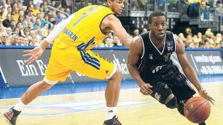 Fieser Flitzer. David Holston (rechts, gegen Albas Alex King) ist aktuell der kleinste Spieler der Basketball-Bundesliga. Diesen Nachteil weiß der Quakenbrücker zu kaschieren. Albas Trainer Obradovic sagt dazu anerkennend: „Er spielt ein bisschen dreckig.“