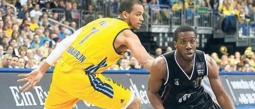 Fieser Flitzer. David Holston (rechts, gegen Albas Alex King) ist aktuell der kleinste Spieler der Basketball-Bundesliga. Diesen Nachteil weiß der Quakenbrücker zu kaschieren. Albas Trainer Obradovic sagt dazu anerkennend: „Er spielt ein bisschen dreckig.“
