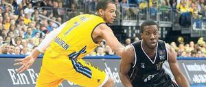 Fieser Flitzer. David Holston (rechts, gegen Albas Alex King) ist aktuell der kleinste Spieler der Basketball-Bundesliga. Diesen Nachteil weiß der Quakenbrücker zu kaschieren. Albas Trainer Obradovic sagt dazu anerkennend: „Er spielt ein bisschen dreckig.“