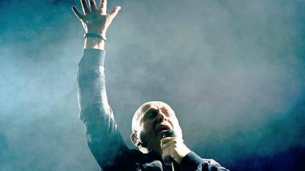 Es liegt an euch, nicht an mir! Peter Gabriel in sehnender Erlöserpose.