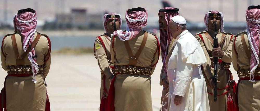 Papst Franziskus nach seiner Landung in Jordanien.