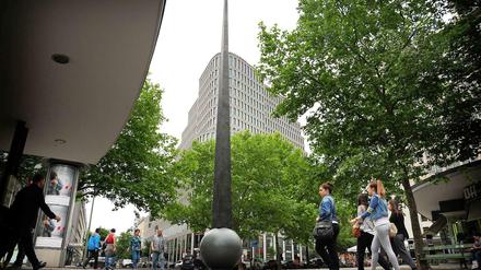 Immer schön in Bewegung bleiben. Auf dem Joachimsthaler Platz steht seit 2003 der Pendelobelisk, der bei kräftigem Anschubsen hin und her schwingt. Nach Ansicht von Anrainern und AG-City-Vertretern stört er aber aber den Blick auf den Ku'damm und sollte verlagert werden.