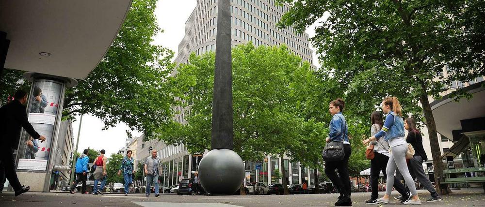 Immer schön in Bewegung bleiben. Auf dem Joachimsthaler Platz steht seit 2003 der Pendelobelisk, der bei kräftigem Anschubsen hin und her schwingt. Nach Ansicht von Anrainern und AG-City-Vertretern stört er aber aber den Blick auf den Ku'damm und sollte verlagert werden.
