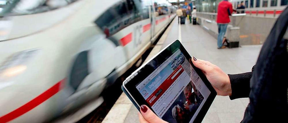 Netz in einem Zug. Sowohl in den Zügen als auch an den großen Bahnhöfen soll es bald schnelles Internet geben. Wer auf dem Land wohnt, hat indes oft das Nachsehen.
