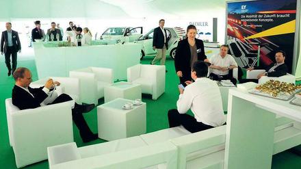 Relaxen im Showzelt des Tagesspiegel eMobility Summits.