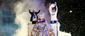 Campeones: Sergio Ramos und Iker Casillas feiern mit der Statue der Königin Cibeles