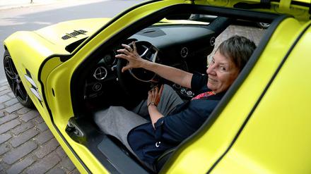 Am Start. Bundesumweltministerin Barbara Hendricks am Steuer des elektrischen Mercedes SLS.