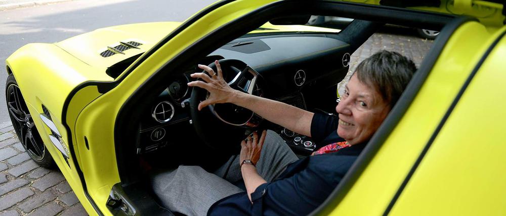 Am Start. Bundesumweltministerin Barbara Hendricks am Steuer des elektrischen Mercedes SLS.