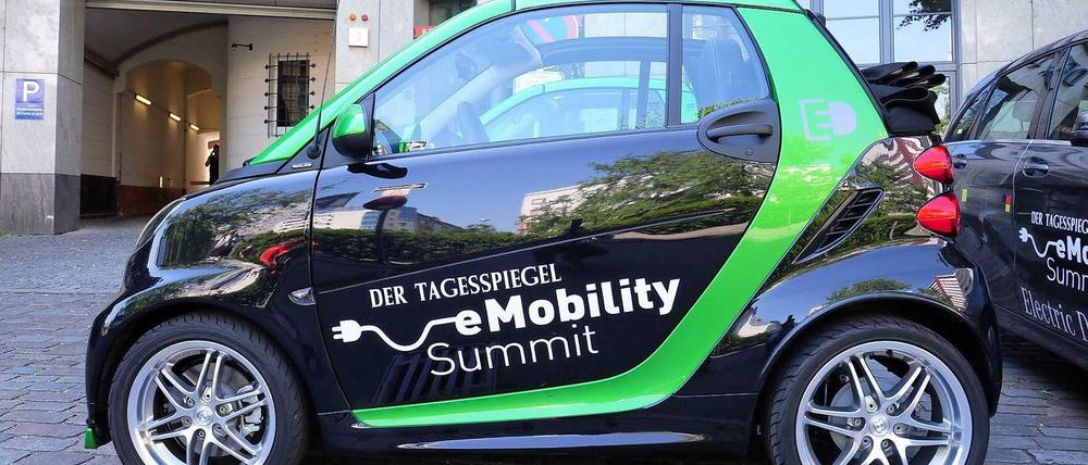 Elektrischer Shuttle. Die Teilnehmer des Tagesspiegel eMobility Summits konnten den Fahrdienst mit E-Smarts nutzen. 