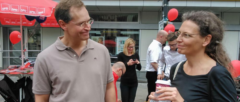 Senator Müller im Straßenwahlkampf und im Polohemd