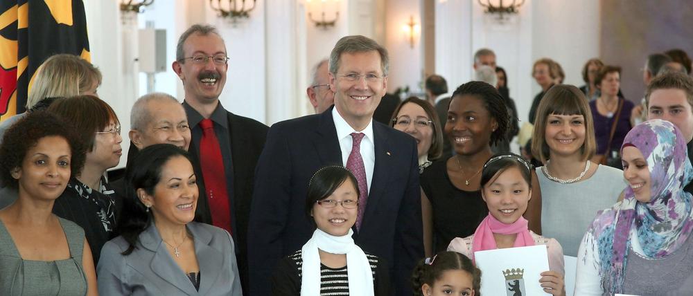 Ex-Bundespräsident Christian Wulff 2011 mit neuen Staatsbürgern.