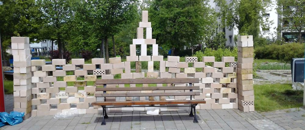 Das muss jetzt weg. Einbrecher errichteten dieses – nun ja – Kunstwerk. 