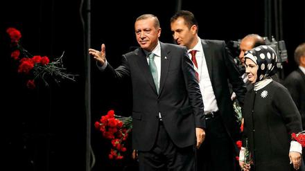 Der türkische Ministerpräsident Recep Tayyip Erdogan und seine Frau Emine in Köln.