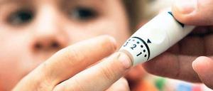 Lästiger Pieks. Der Blutzucker des kranken Kindes muss ständig kontrolliert werden. Das kann auch ein Sensor übernehmen.