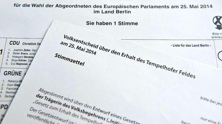 Bitte, ankreuzen. Die Stimmzettel für die Europawahl und den Volksentscheid.