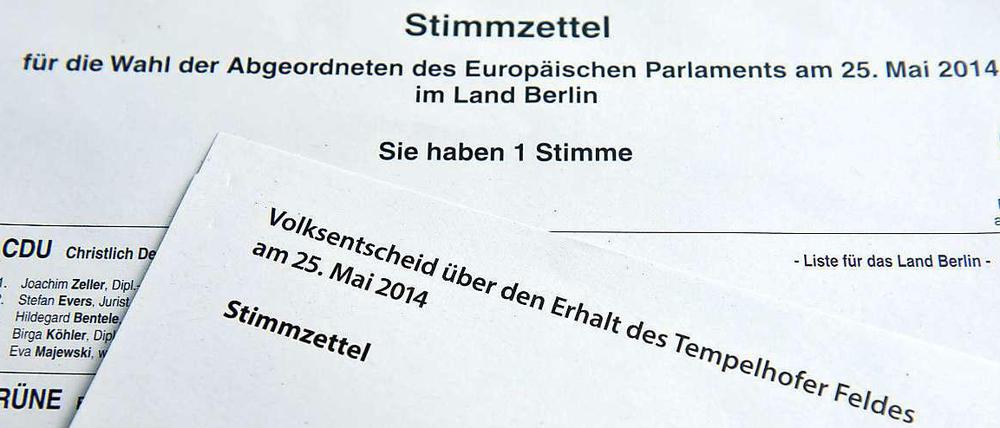 Bitte, ankreuzen. Die Stimmzettel für die Europawahl und den Volksentscheid.