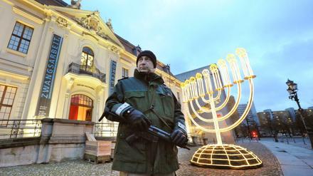 Ein Polizist mit Maschinenpistole vor dem Jüdischen Museum.