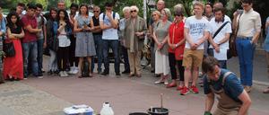 Bestürzung. Schüler des Diesterweg-Gymnasiums bei der Stolpersteinverlegung. 