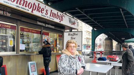 Menschen stehen vor dem Currywurst-Imbiss Konnopke's in Prenzlauer Berg.