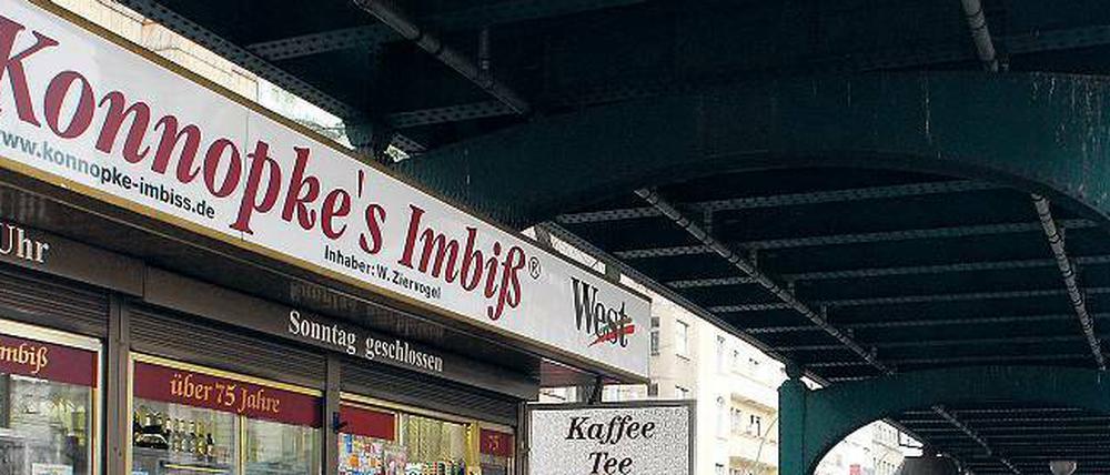 Menschen stehen vor dem Currywurst-Imbiss Konnopke's in Prenzlauer Berg.