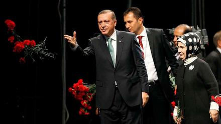 Der türkische Premier teilte in Köln nach allen Seiten aus. Aber am Ende warf er Nelken in die Reihen seiner jubelnden Fans. Recep Tayyip Erdogan wurde von seiner Frau Emine begleitet. Seine Rede gilt als inoffizieller Wahlkampfauftakt für die Präsidentenwahl im August.