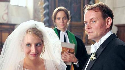 Liegt da ein Segen drauf? Lily (Jeannette Hein) traut Matthias (Devid Striesow) und Diana (Anna Maria Mühe). Foto: ARD