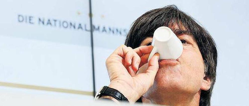 Anstößchen. Löw und seinem Team bleiben keine drei Wochen mehr bis zur WM. „Das hier ist kein Lazarett, sondern immer noch ein Trainingslager“, sagt er. Foto: dpa