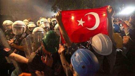 Protestierer und Polizei im Gezi-Park in Istanbul