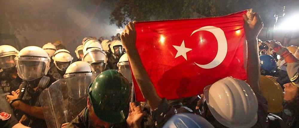 Protestierer und Polizei im Gezi-Park in Istanbul