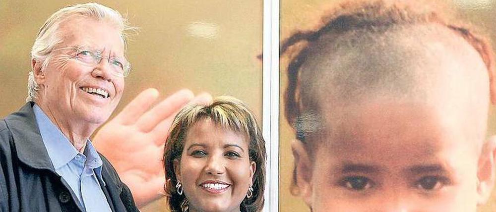 So kämpfte Karlheinz Böhm gegen die Armut. Mit seiner vierten Frau Almaz Böhm vor einem Plakat seiner Stiftung „Menschen für Menschen“.