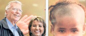 So kämpfte Karlheinz Böhm gegen die Armut. Mit seiner vierten Frau Almaz Böhm vor einem Plakat seiner Stiftung „Menschen für Menschen“.