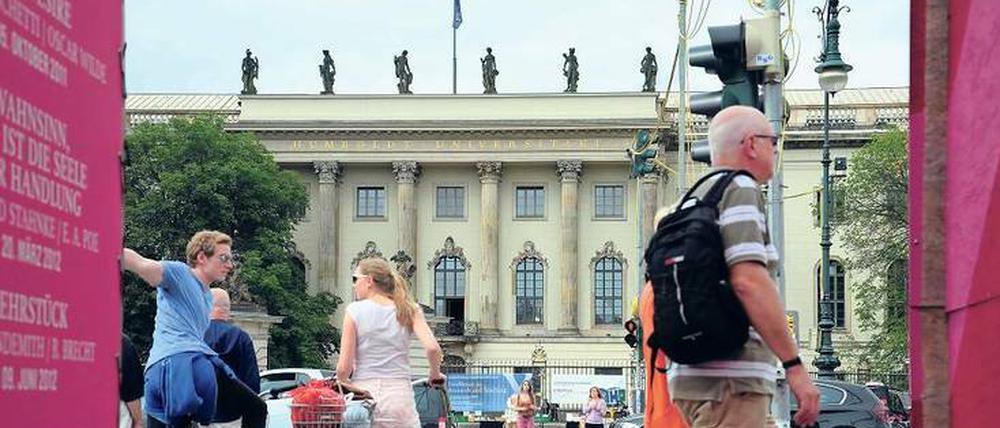 Abwartend. Noch sind viele Studieninteressierte unschlüssig, welches Fach sie belegen sollen. Das beobachten Studienberater der Berliner Unis.