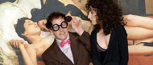 Ranschmeißen bitte! Marc Hosemann spielt Solness und will gerne Frank genannt werden. Seine Sekretärin Kaja wird von Jeana Paraschiva mit irrwitziger Energie verkörpert.