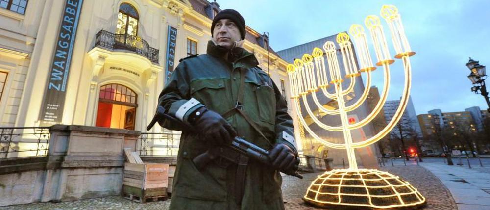 Weaponed Policeman in front of the Jewish Museum.