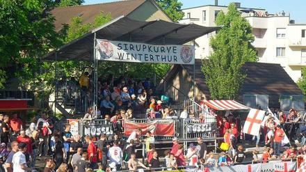 Der FC Winterthur hatte sich zur Saisonabschlussparty die Mannschaft von FC United of Manchester eingeladen. Winti! Winti! Winti!, dröhnte es mit hellen Stimmen aus der Sirupkurve.