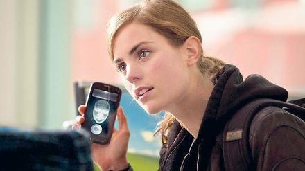 Gar nicht hilfreich: Die „Iris“-App ist für einige Todesfälle rund um Studentin Anna (Hannah Hoekstra) verantwortlich. Foto: ZDF