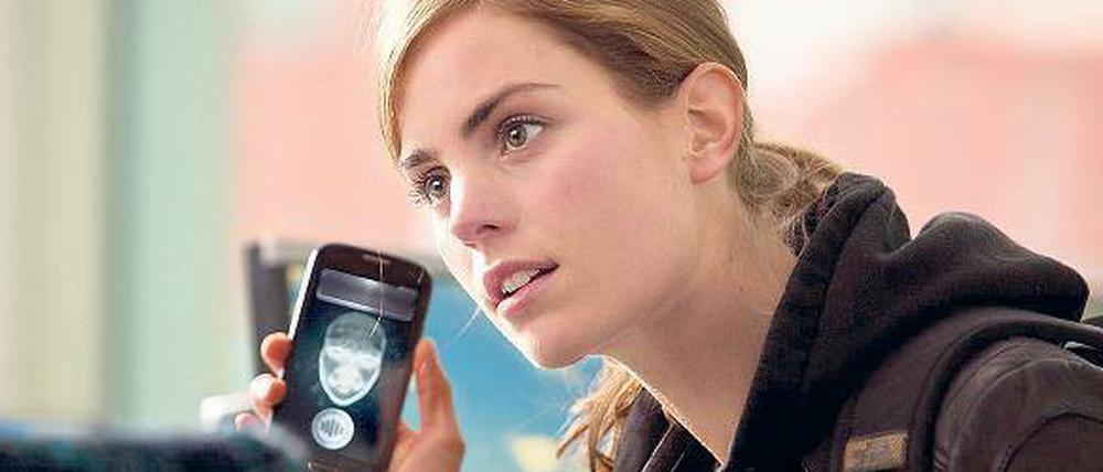Gar nicht hilfreich: Die „Iris“-App ist für einige Todesfälle rund um Studentin Anna (Hannah Hoekstra) verantwortlich. Foto: ZDF