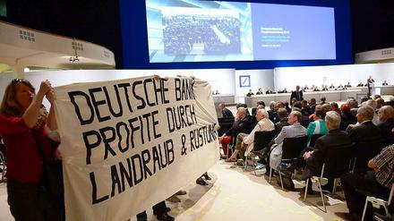 Demonstranten haben die Hauptversammlung der Deutschen Bank gestört.