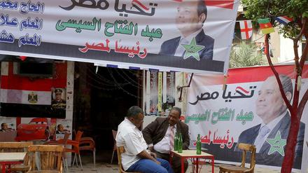Das ganze Land ist mit Plakaten des Generals al Sissi zugehängt worden. Trotzdem musste die Wahlkommission die Wahlbeteiligung schönen, weil auch an drei Wahltagen nicht genügend Ägypter von ihrem Stimmrecht Gebrauch machen wollten. 