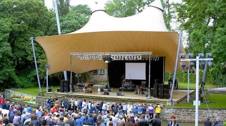 Film ab. Sieht mit dem hellen  Dach ein bisschen so aus wie die Waldbühne, steht aber in Weißensee. Heute läuft hier ein Klassiker aus den 20er Jahren.