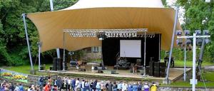 Film ab. Sieht mit dem hellen  Dach ein bisschen so aus wie die Waldbühne, steht aber in Weißensee. Heute läuft hier ein Klassiker aus den 20er Jahren.
