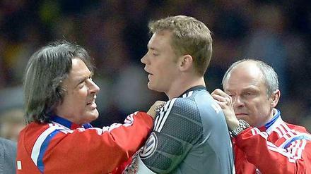 Wird's rechtzeitig was mit der Schulter? Nationaltorwart Manuel Neuer laboriert an einer Verletzung aus dem DFB-Pokalfinale.
