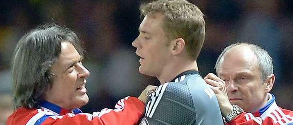 Wird's rechtzeitig was mit der Schulter? Nationaltorwart Manuel Neuer laboriert an einer Verletzung aus dem DFB-Pokalfinale.