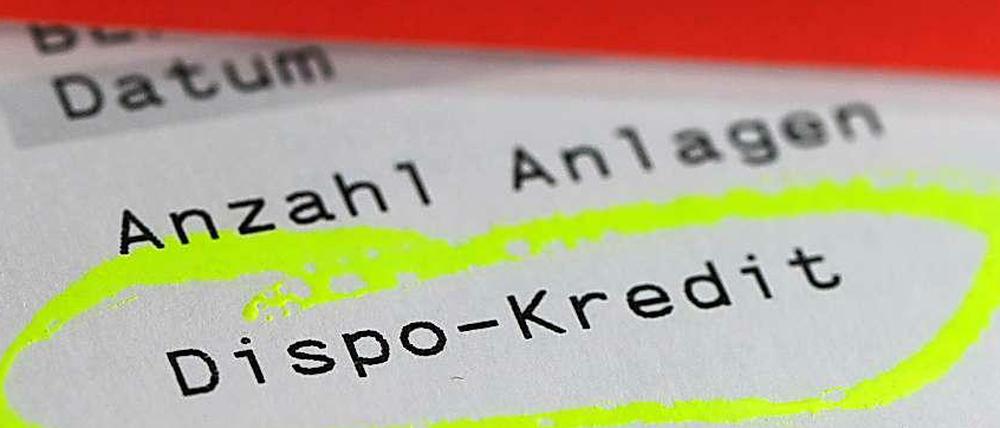 Wer mit seinem Konto ins Minus rutscht, zahlt schnell über zehn Prozent an Zinsen.