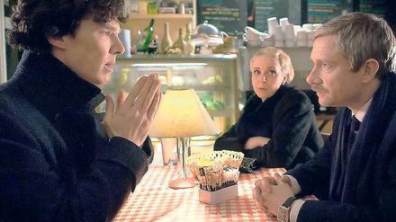 Ein Date zu Dritt: Plötzlich sitzt der tot geglaubte Sherlock Holmes (Bendedict Cumberbatch) am Tisch von Watson (Martin Freeman) und dessen Verlobter Mary (Amanda Abbington).