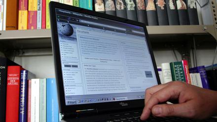 Wikipedia-Autor bei der Arbeit-