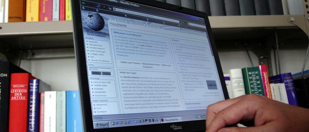 Wikipedia-Autor bei der Arbeit-
